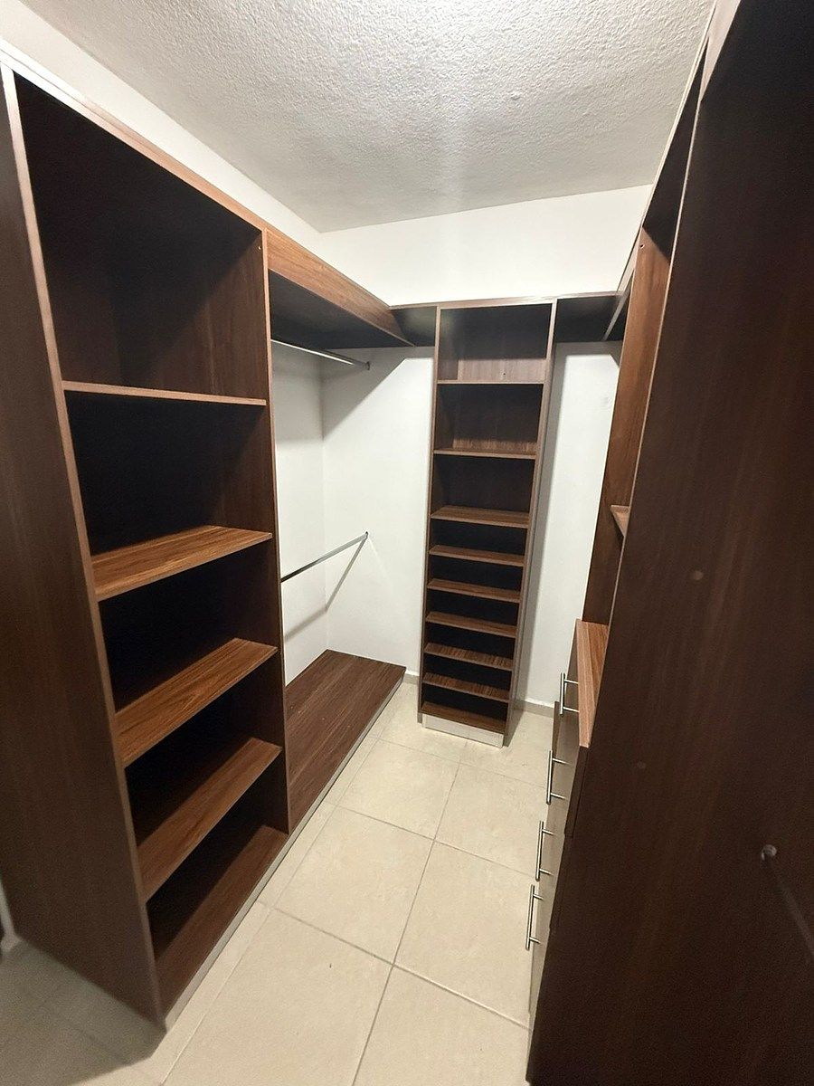 21 de 46: WALKING CLOSET RECAMARA PRINCIPAL