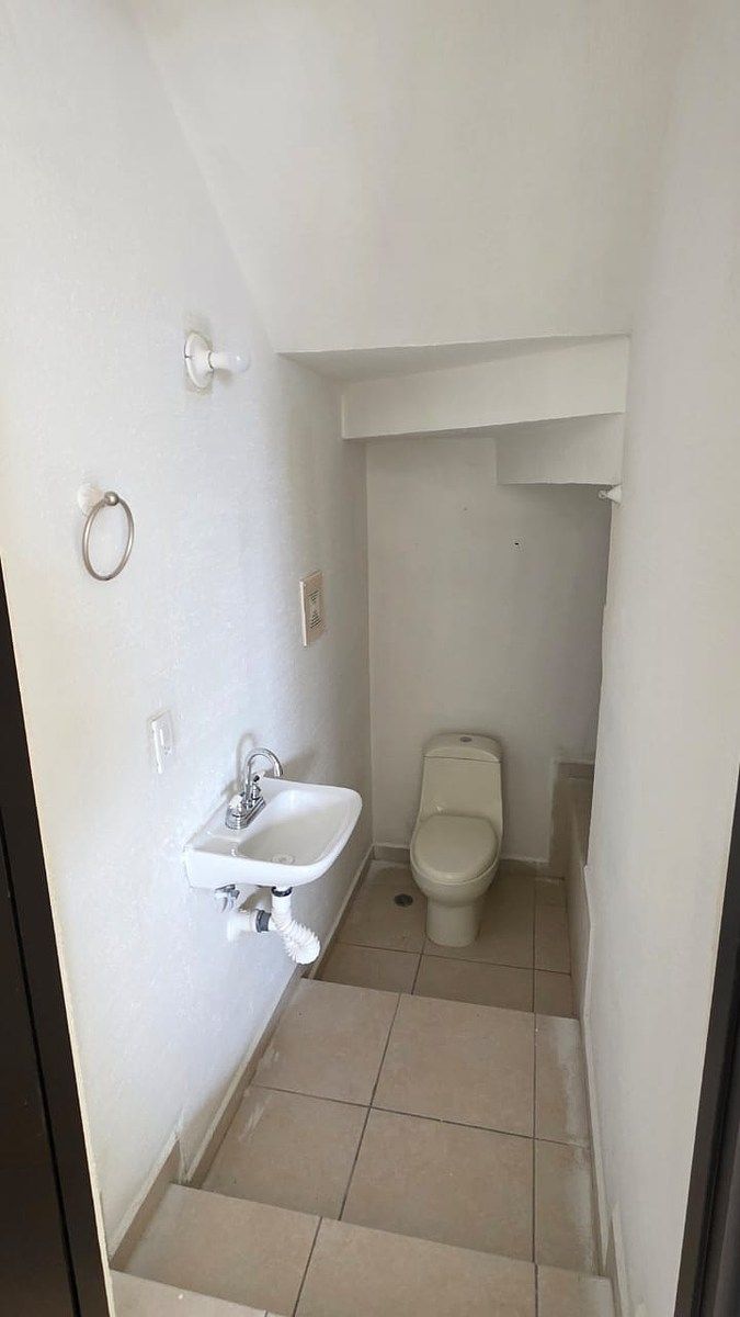 9 de 46: MEDIO BAÑO PARA VISITAS