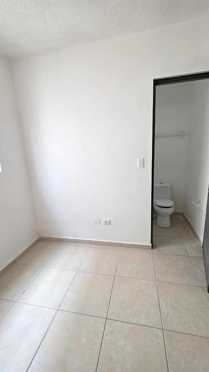 36 de 46: CUARTO DE SERVICIO CON BAÑO COMPLETO
