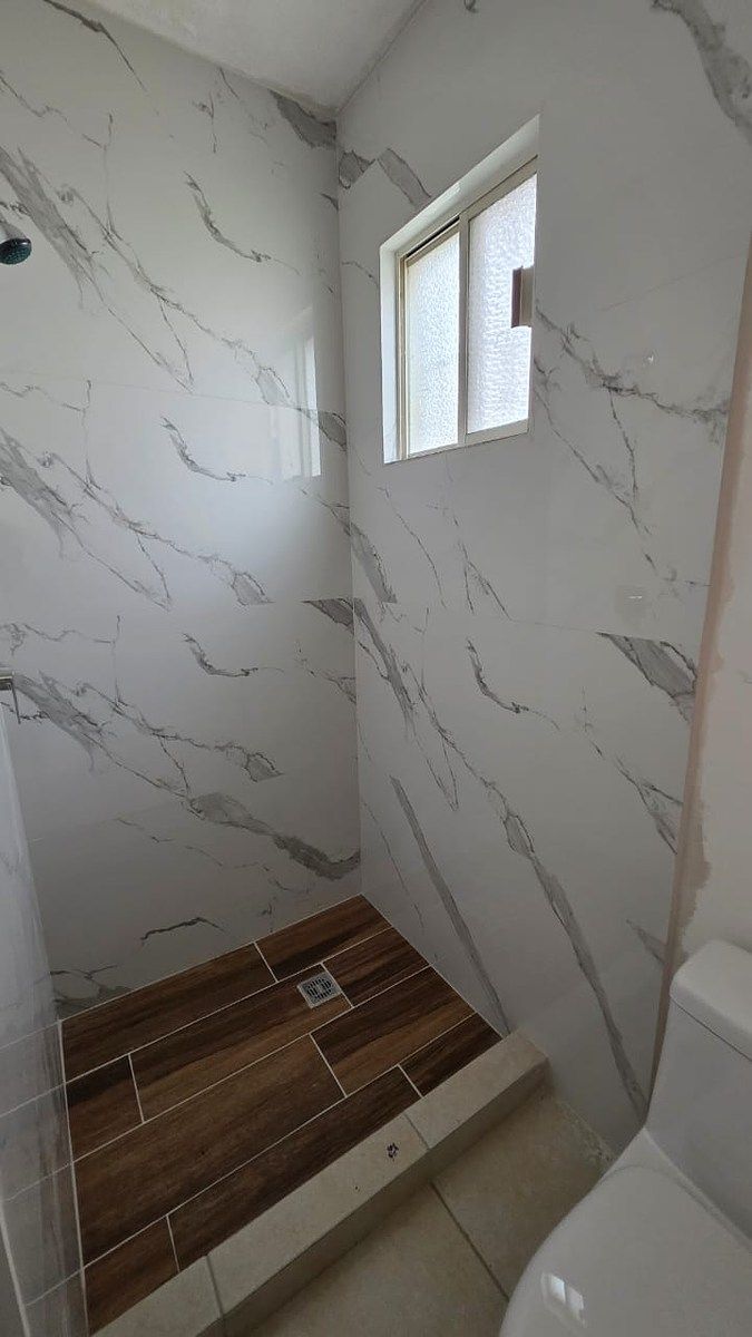 38 de 46: BAÑO COMPLETO EN CUARTO DE SERVICIO