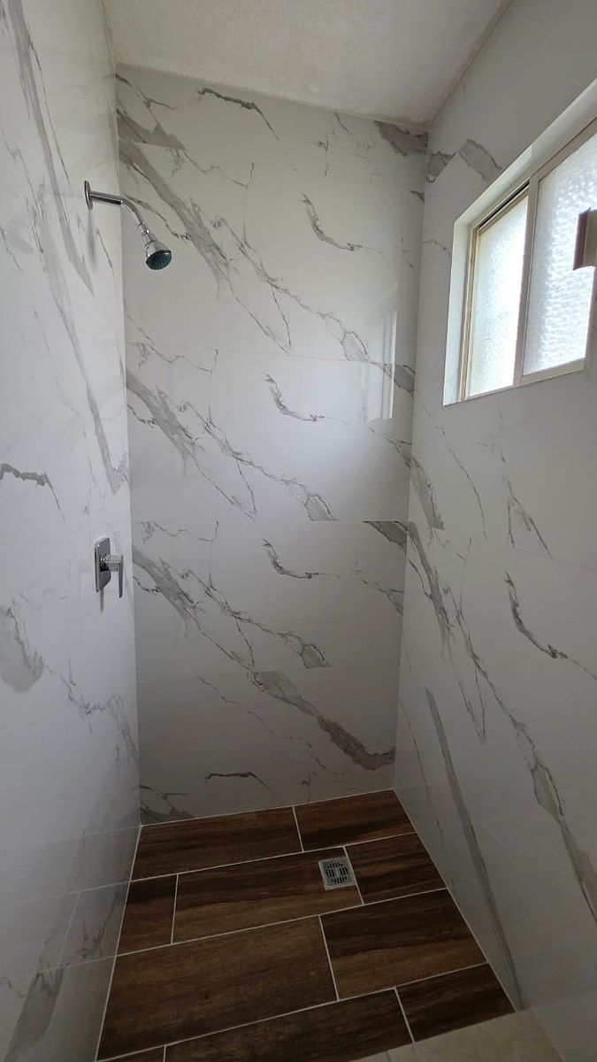 39 de 46: BAÑO COMPLETO EN CUARTO DE SERVICIO