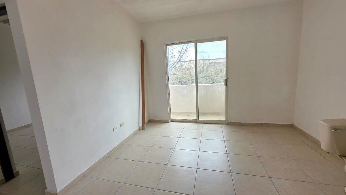 15 de 46: ESTANCIA CON SALIDA A BALCON