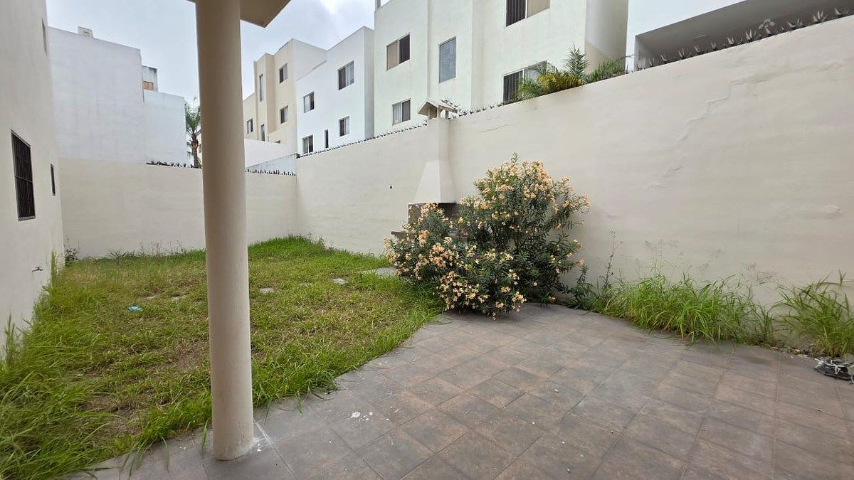 41 de 46: PATIO CON JARDIN