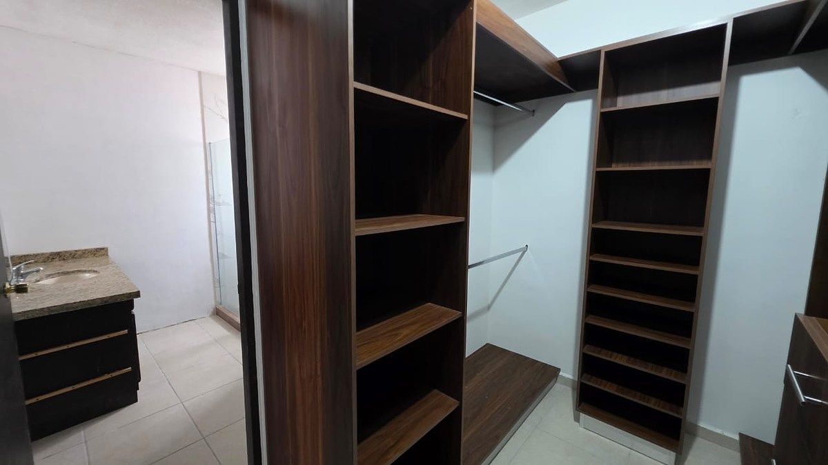 22 de 46: WALKING CLOSET RECAMARA PRINCIPAL CON BAÑO COMPLETO