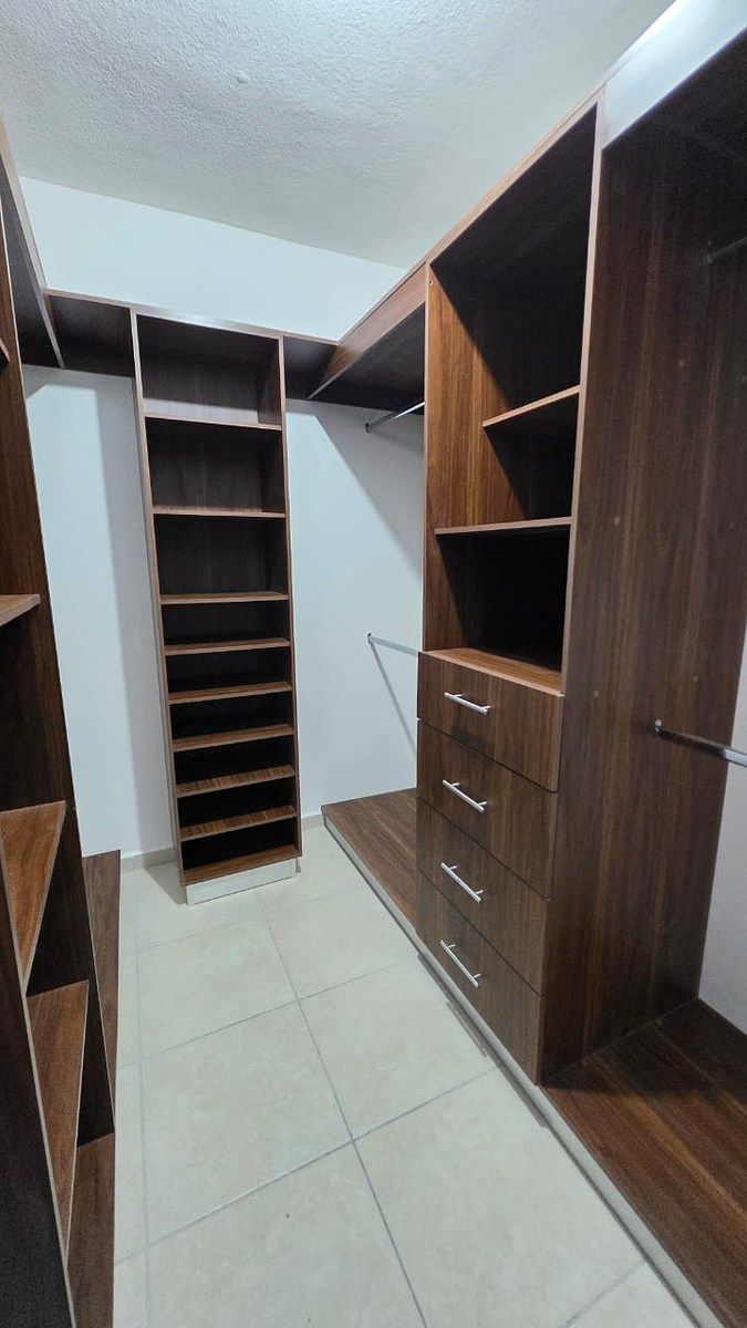 20 de 46: WALKING CLOSET RECAMARA PRINCIPAL