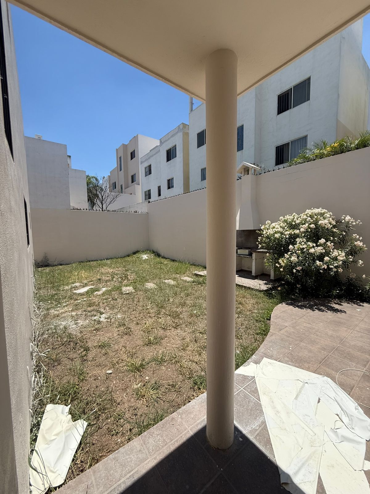 24 de 26: PATIO TRASERO CON JARDIN
