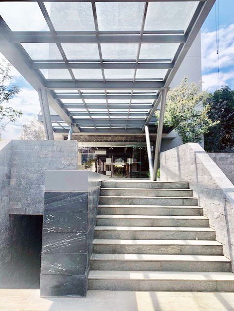 1 of 23: Fachada edificio