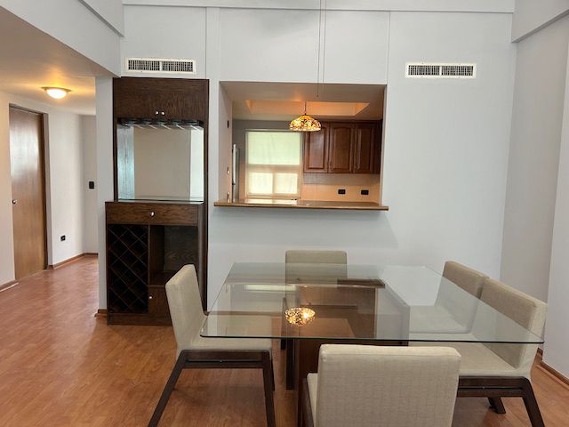 3 de 16: VISTA COMEDOR Y BARRA DE COCINA