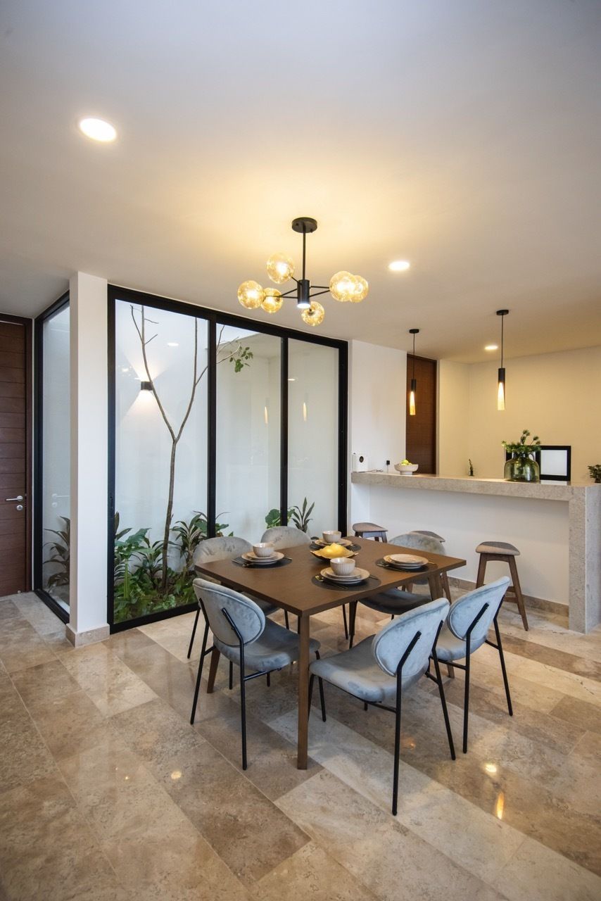 4 of 26: Comedor con Jardín Interior y Árbol de regalo