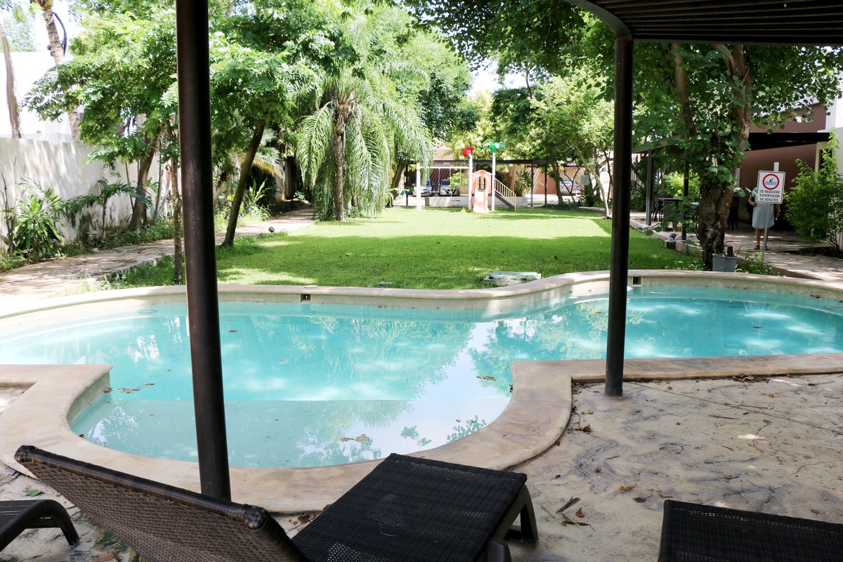 5 of 39: Alberca con jardín