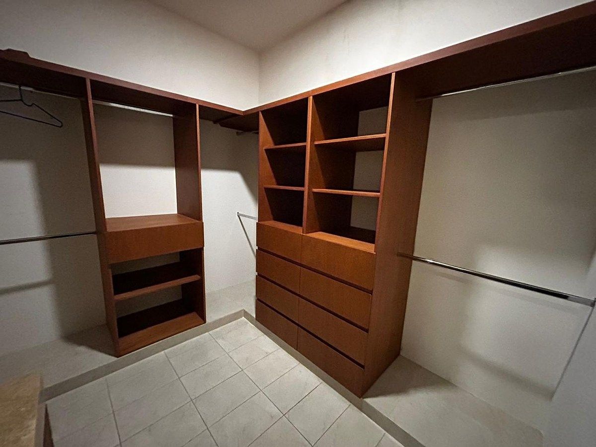 7 de 16: Closet Vestidor, Recámara Principal