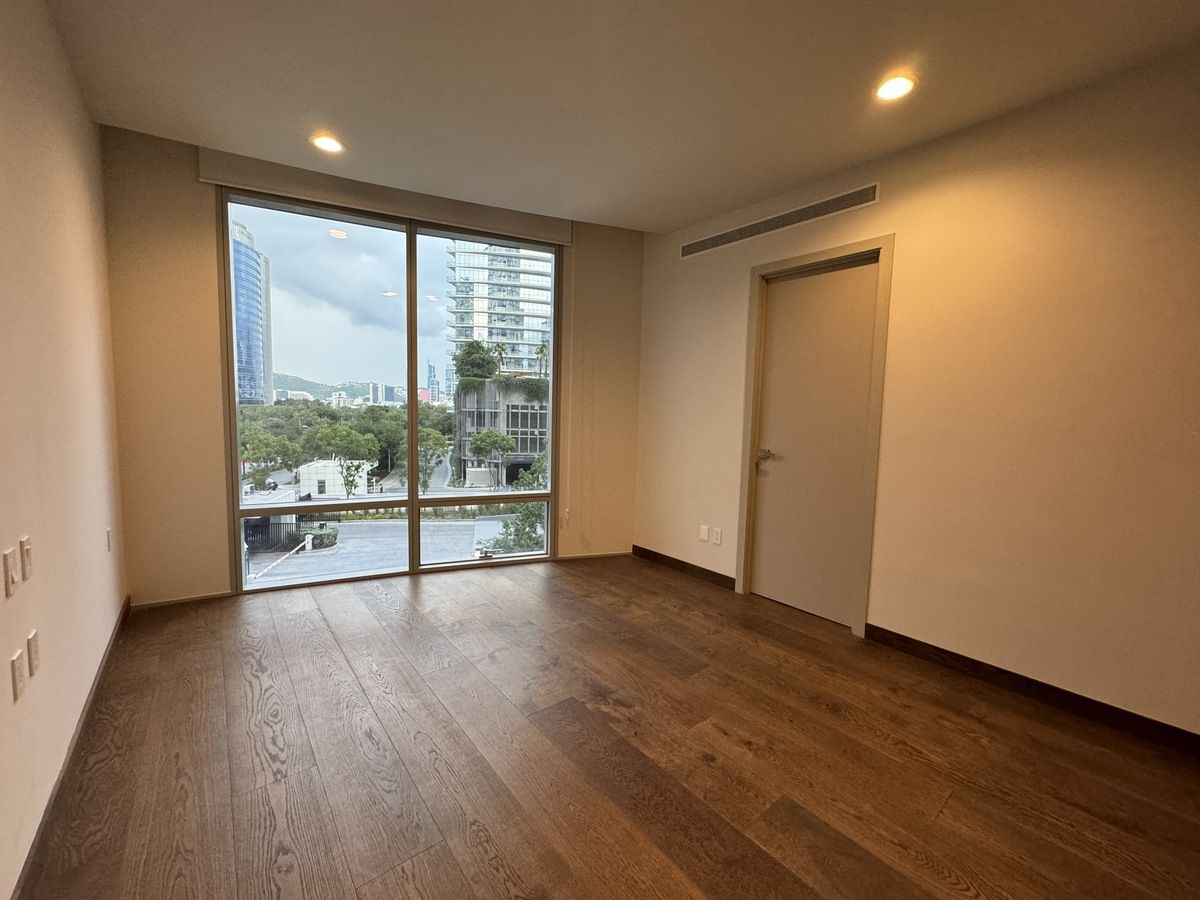 8 of 14: Rec. 2 con baño y closet