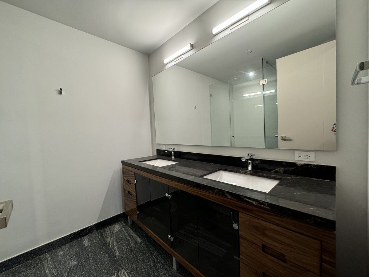 12 of 14: Baño principal