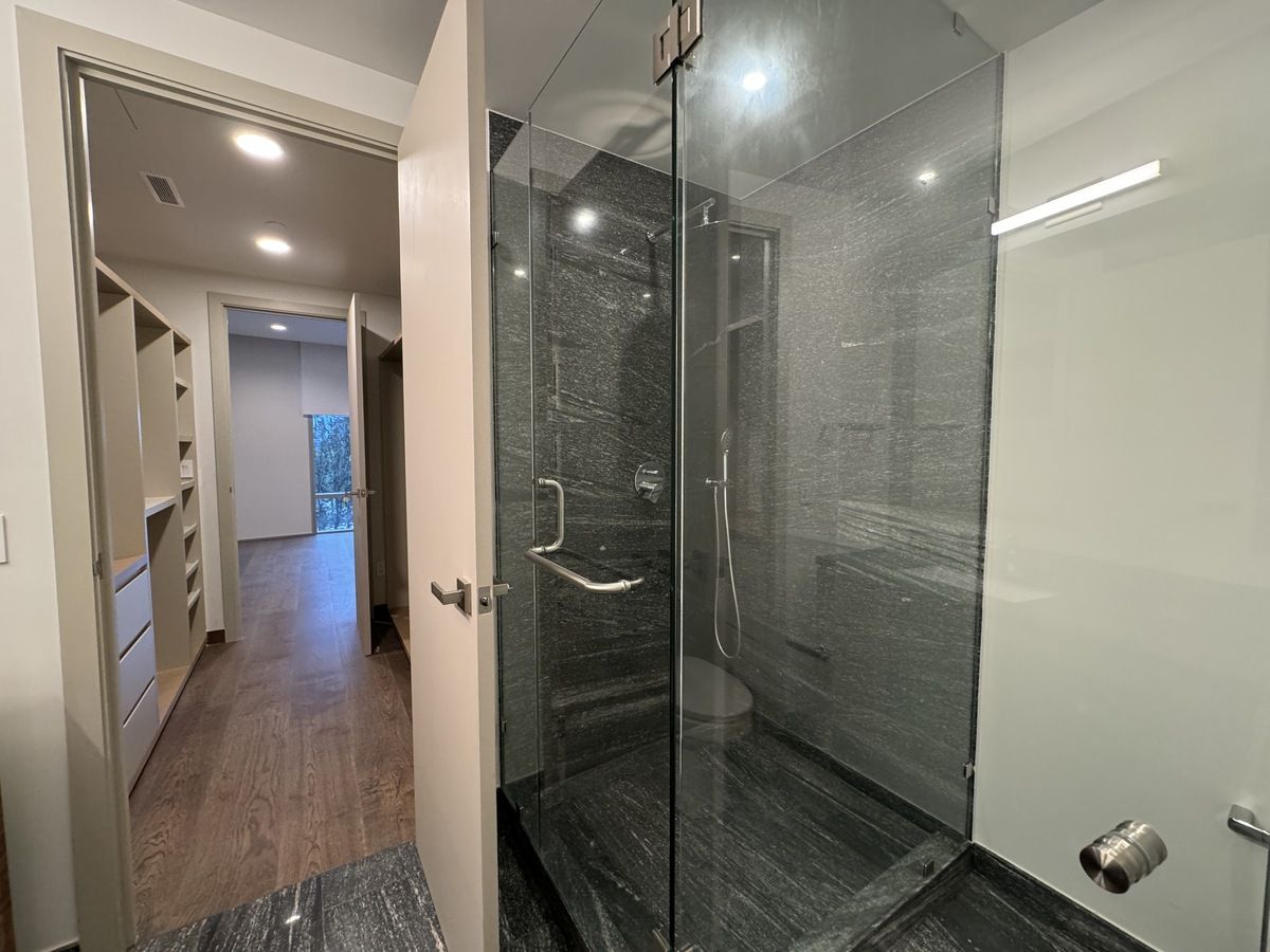 13 of 14: Vista baño principal