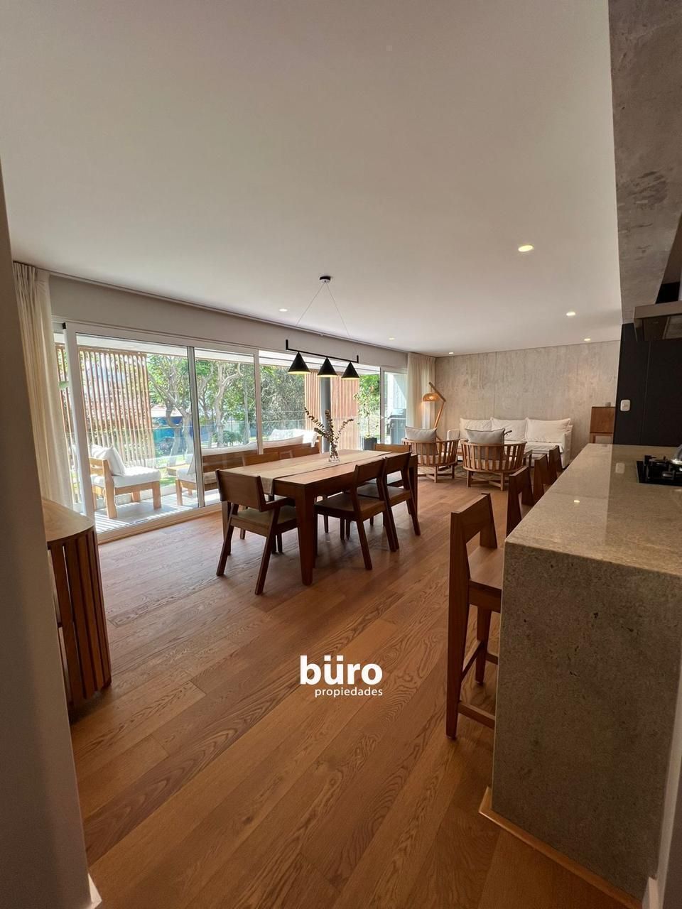 5 de 22: Sala comedor, cocina abierta y terraza.