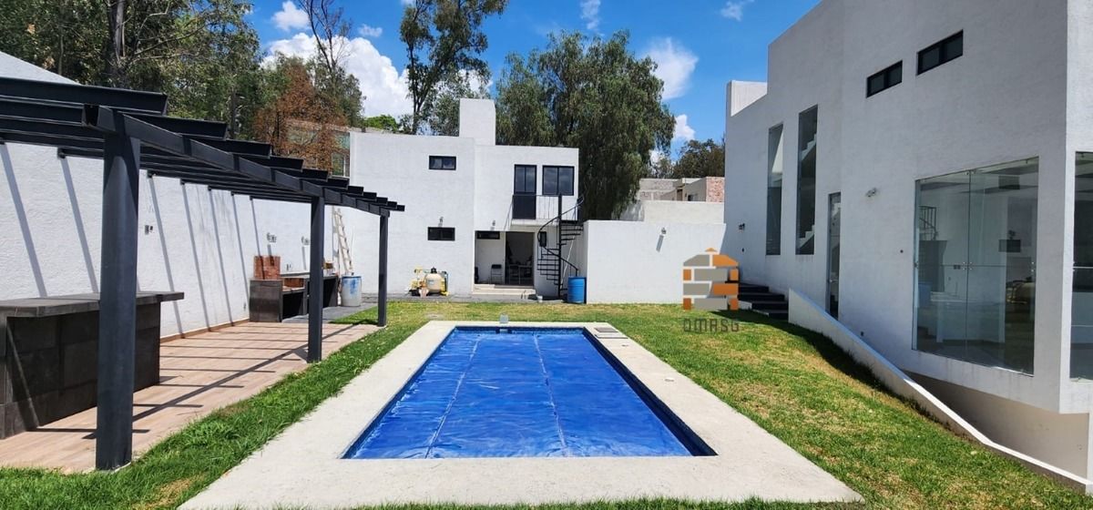 14 de 14: Alberca y departamento al fondo