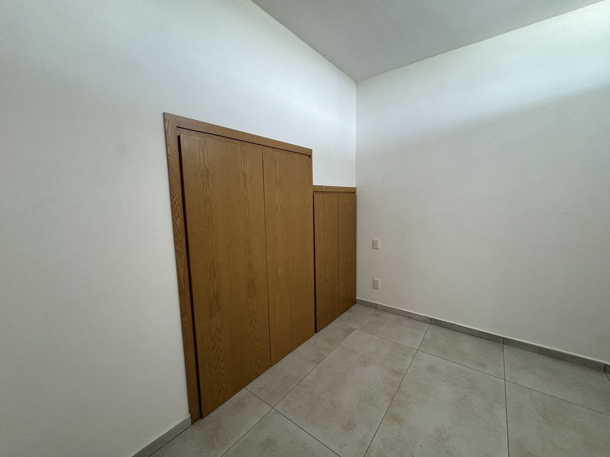 3 de 23: Estudio / Recamara en PB