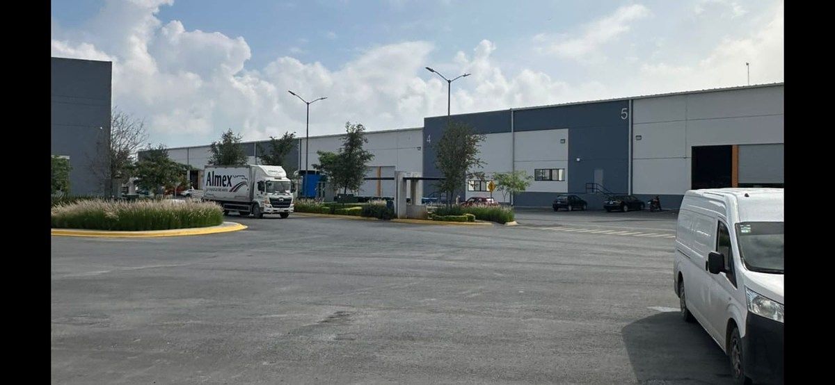 6 de 7: acceso interior corredor de trailers