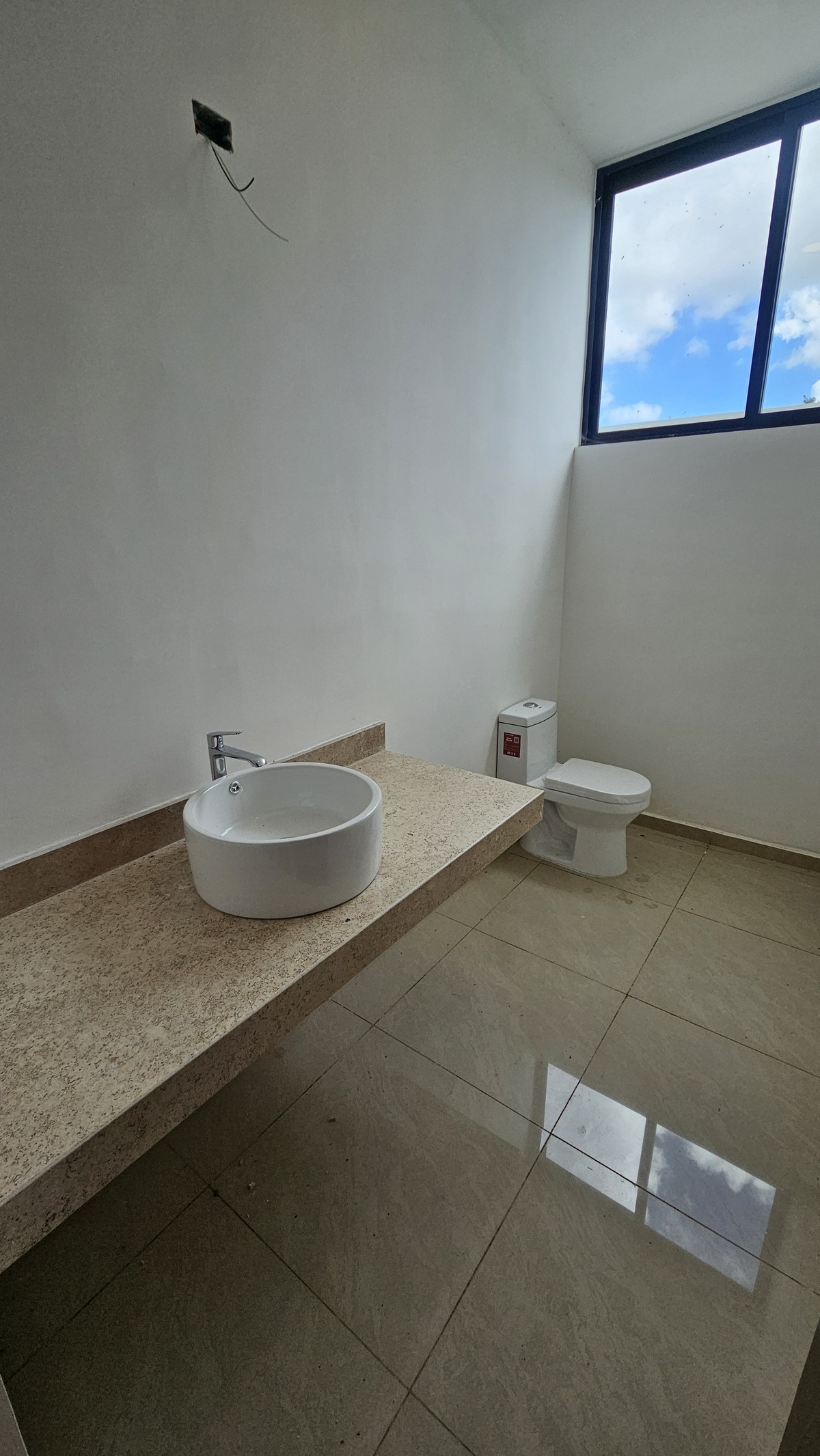 11 de 42: Medio Baño de Visitas