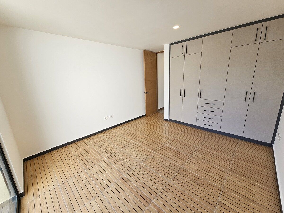 HABITACION SECUNDARIA CON SALIDA A JARDIN TRASERO