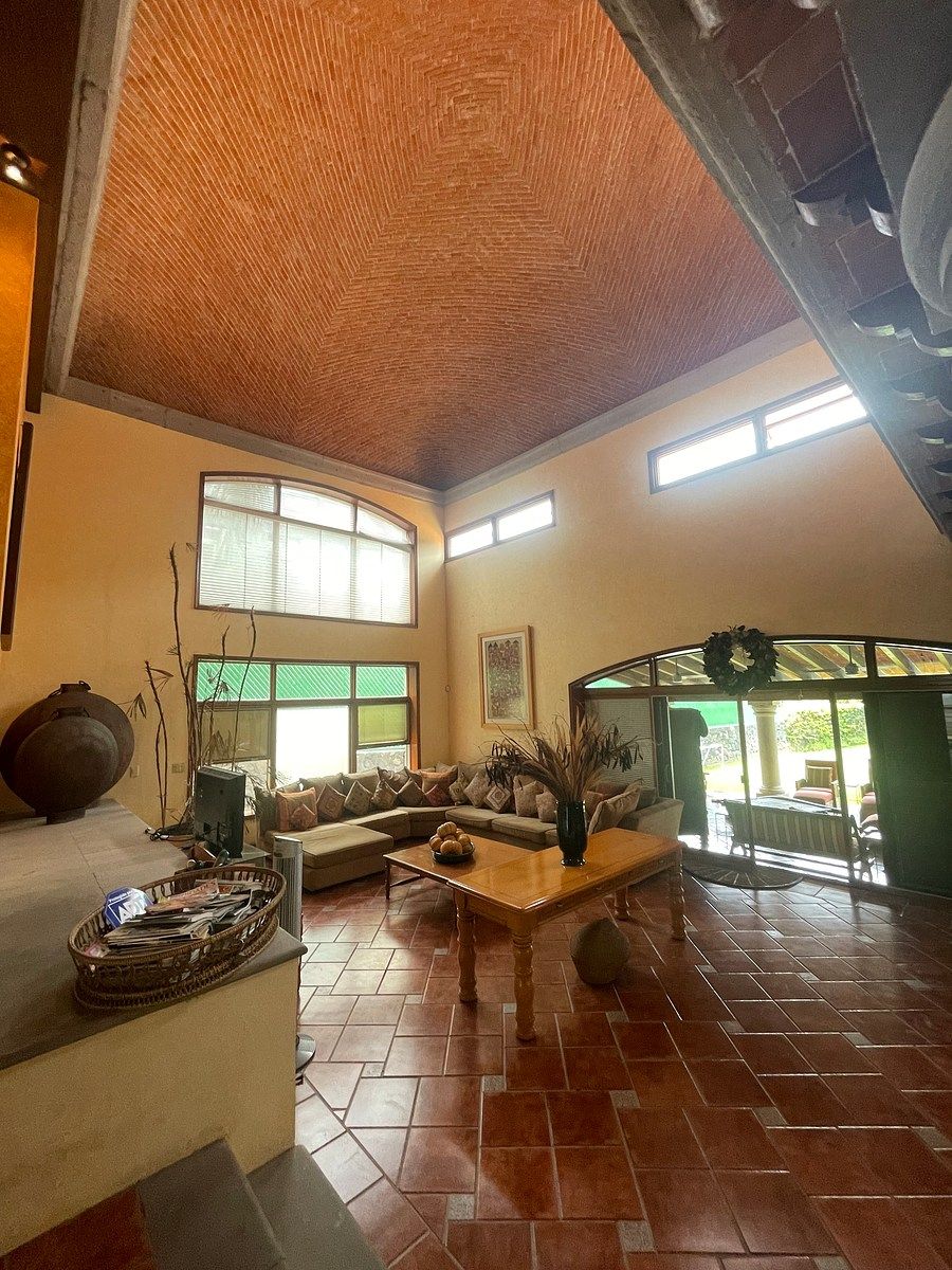 Casa con Bóveda Catalana, Dobles Alturas y Amplios Jardines | Lomas de Cocoyoc, photo 1 of 50