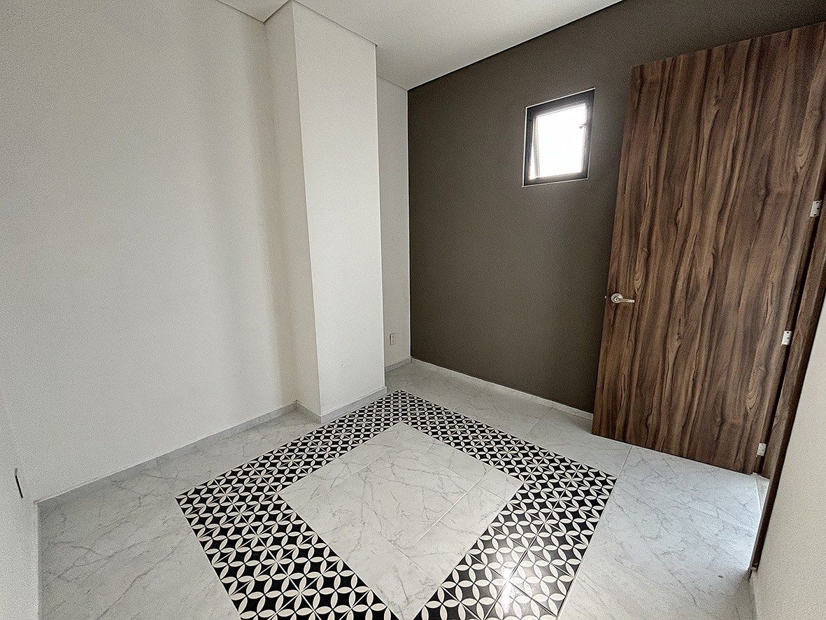 8 de 31: RECAMARA EN PLANTA BAJA U OFICINA