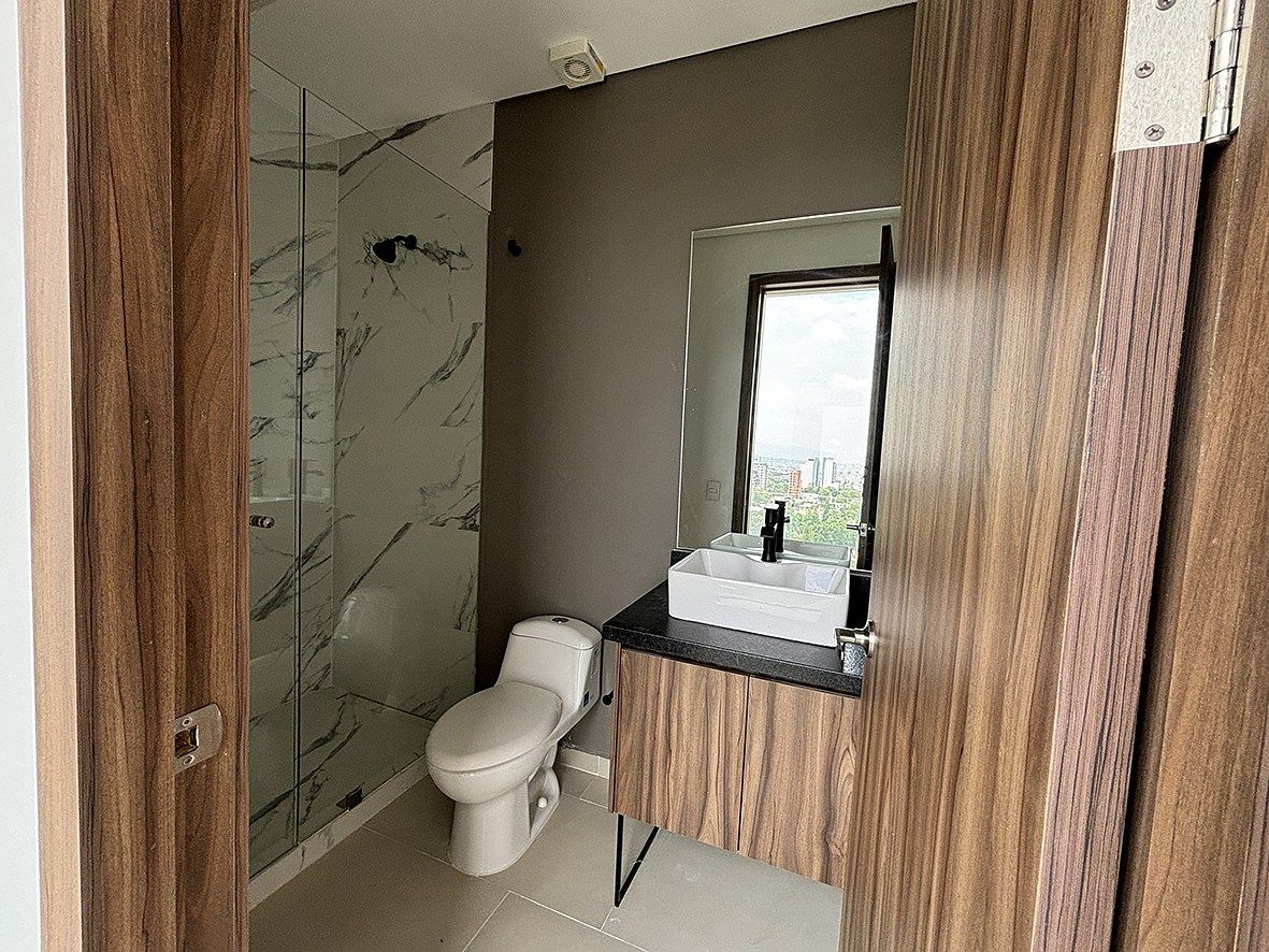 9 de 31: BAÑO DE VISITAS CON BAÑO COMPLETO