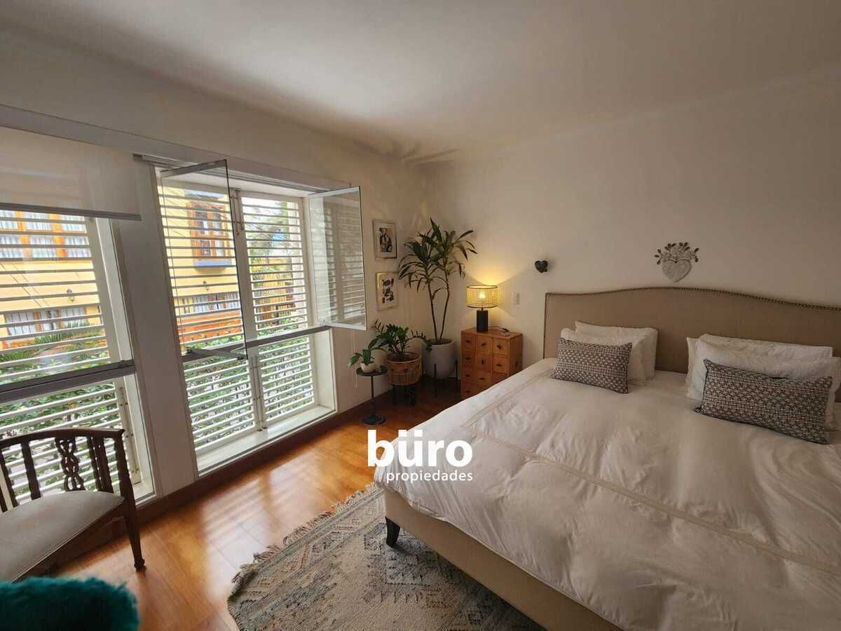 4 of 15: Dormitorio principal con baño incluído