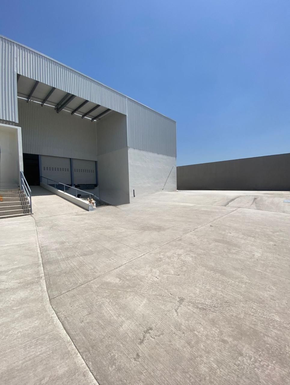 3 of 8: ÁREA DE DESCARGA Y ESTACIONAMIENTO VEHICULAR