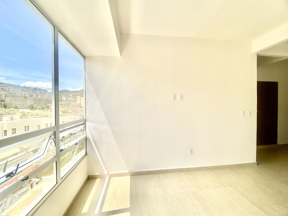 9 of 19: Estancia iluminada