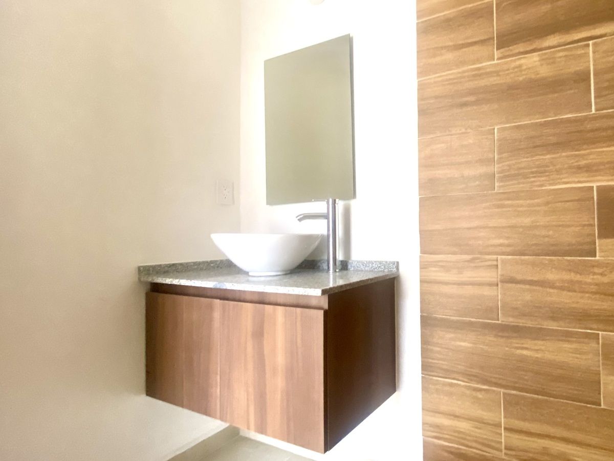 14 of 19: Baño principal