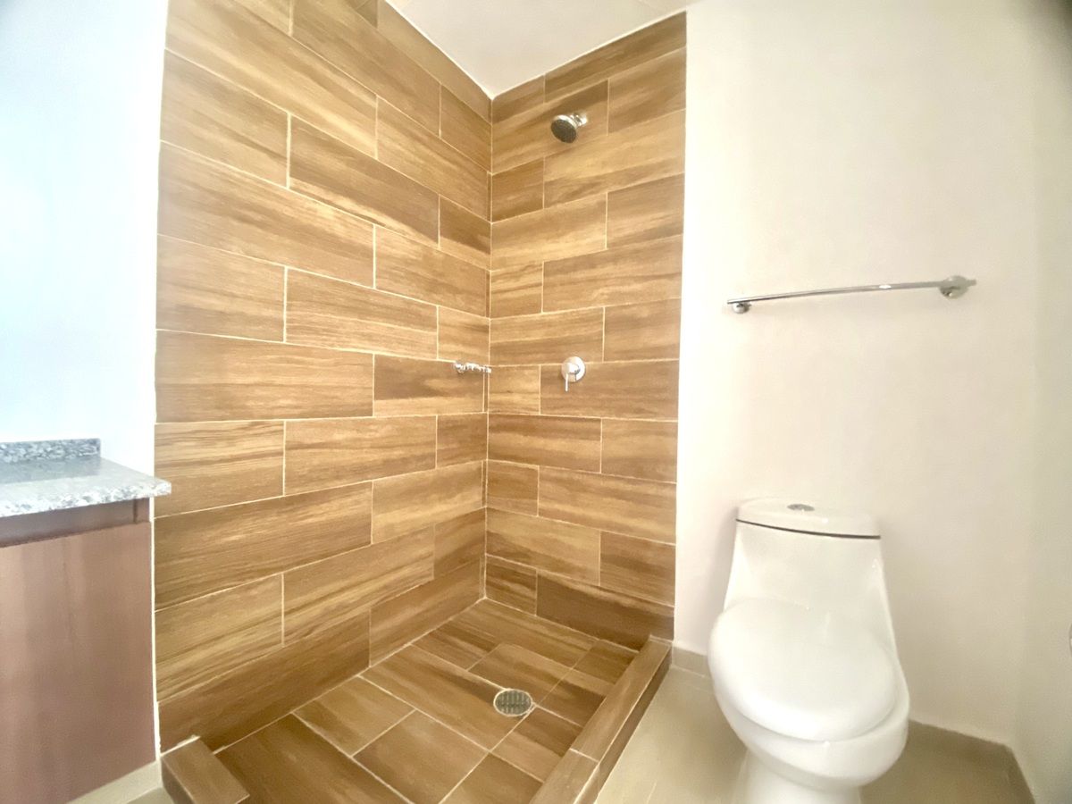 15 of 19: Baño principal