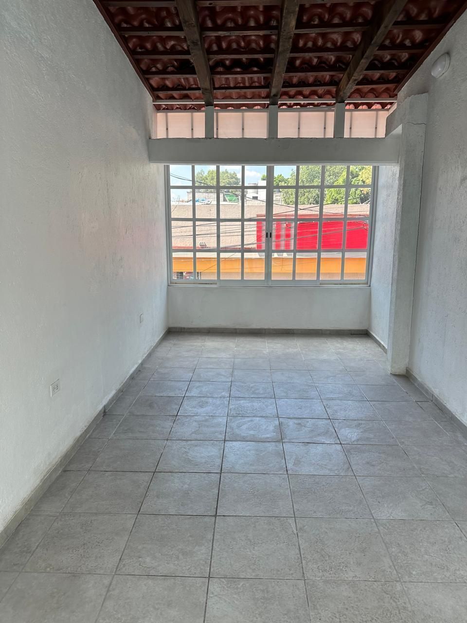 2 de 6: Espacio principal vista a la calle