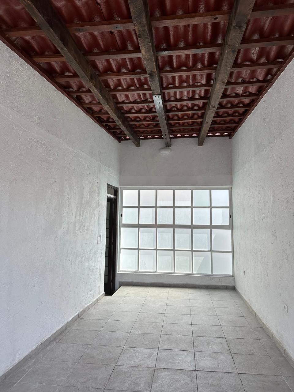 1 de 6: Espacio principal vista hacia la entrada