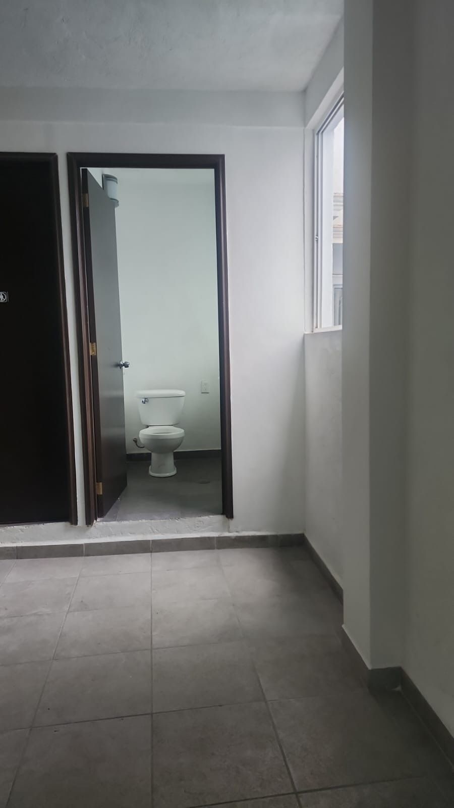 4 de 6: Baño exclusivo a un costado de la oficina