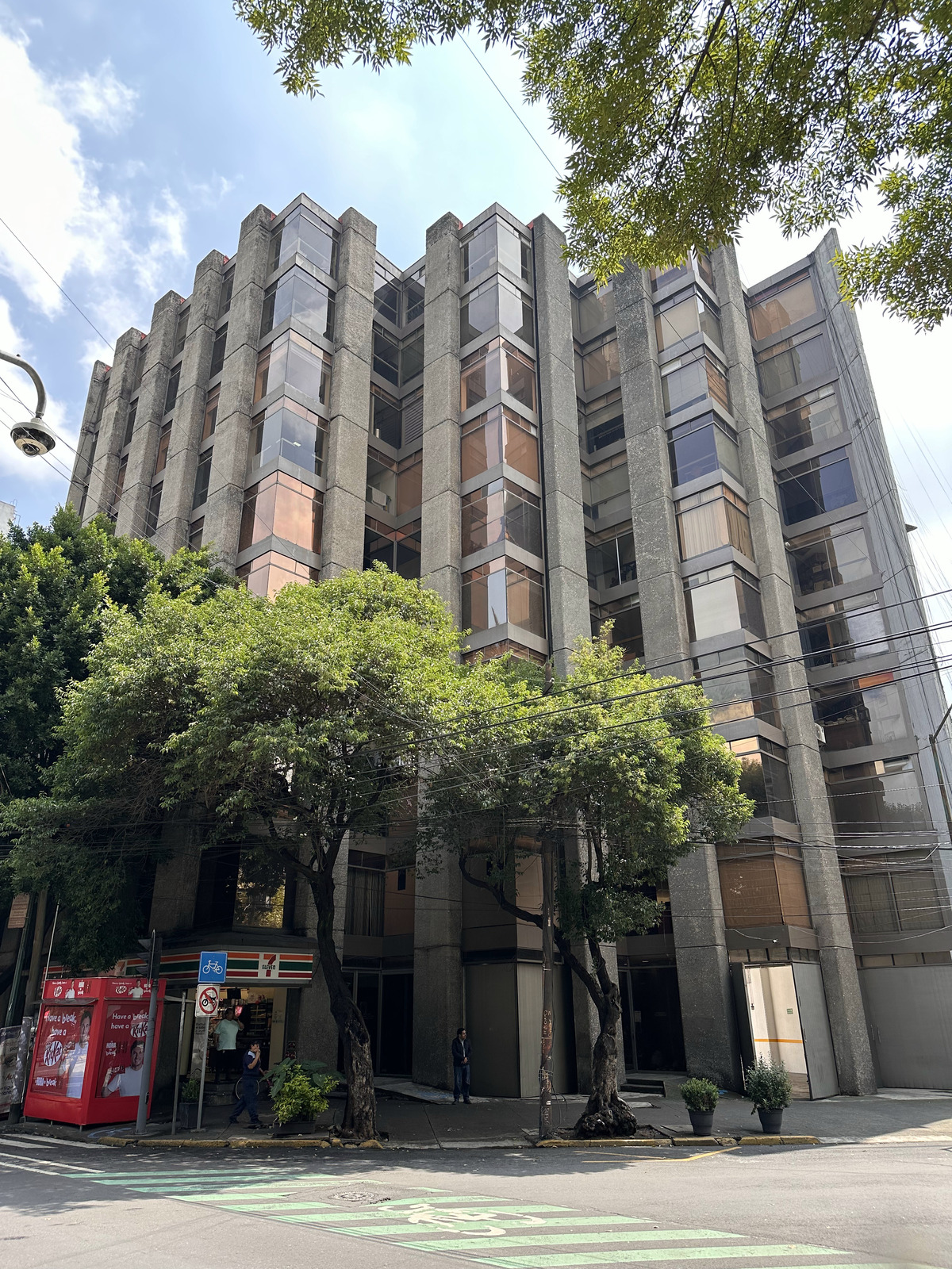 1 of 28: Fachada
