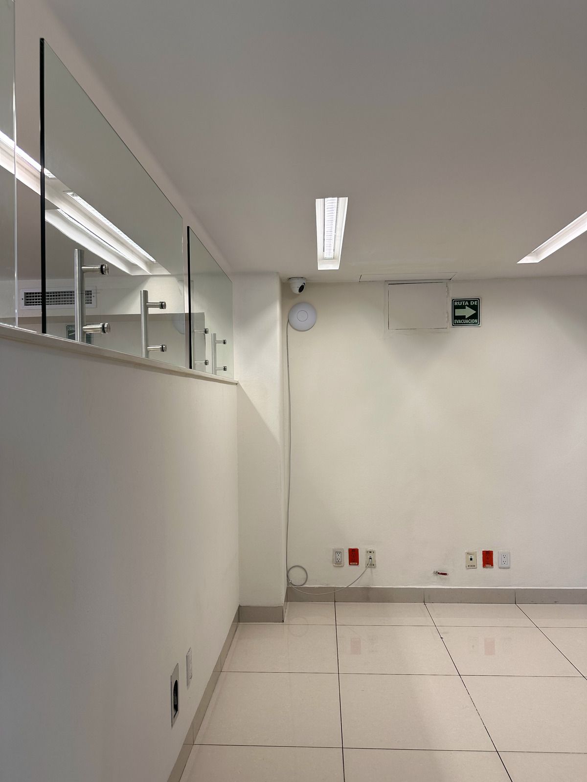 11 de 28: detalle de muros, cristal e instalación de red, voz y datos.
