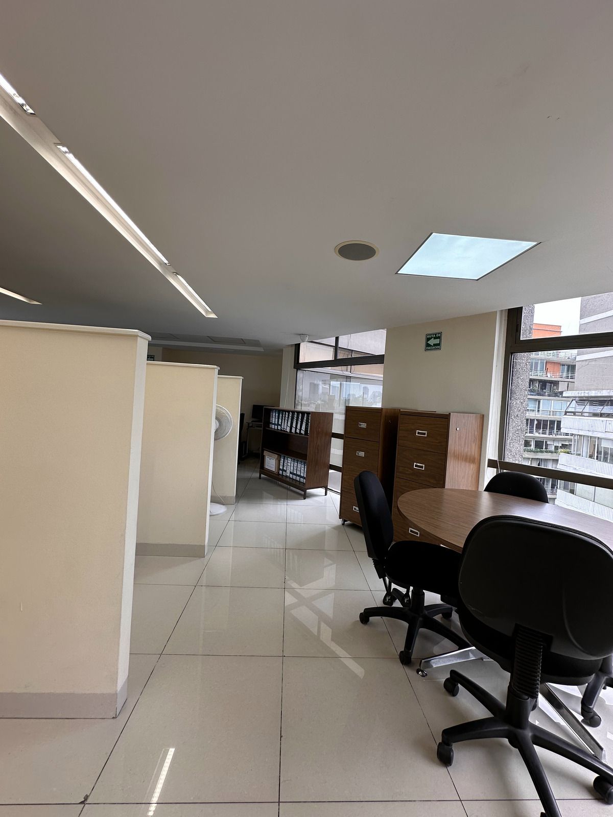 2 de 28: área de archiveros y mesa de reuniones