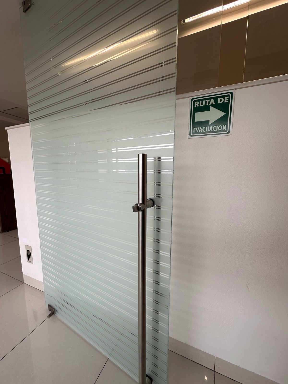 22 de 28: Puerta de cristal templado