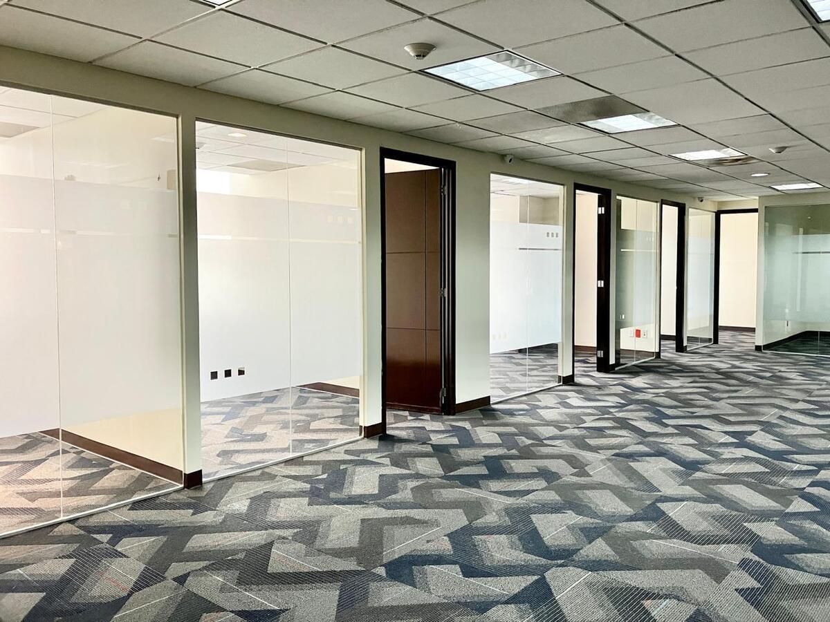 privados con puerta madera y pared en vidrio