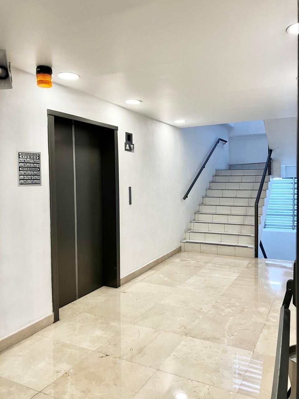 escaleras de emergencia y elevador de servicio