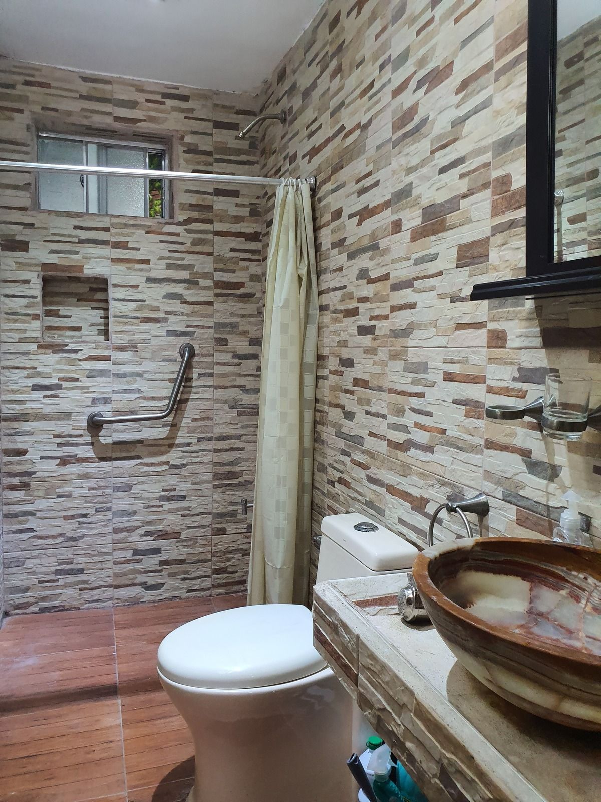 4 of 8: Baño