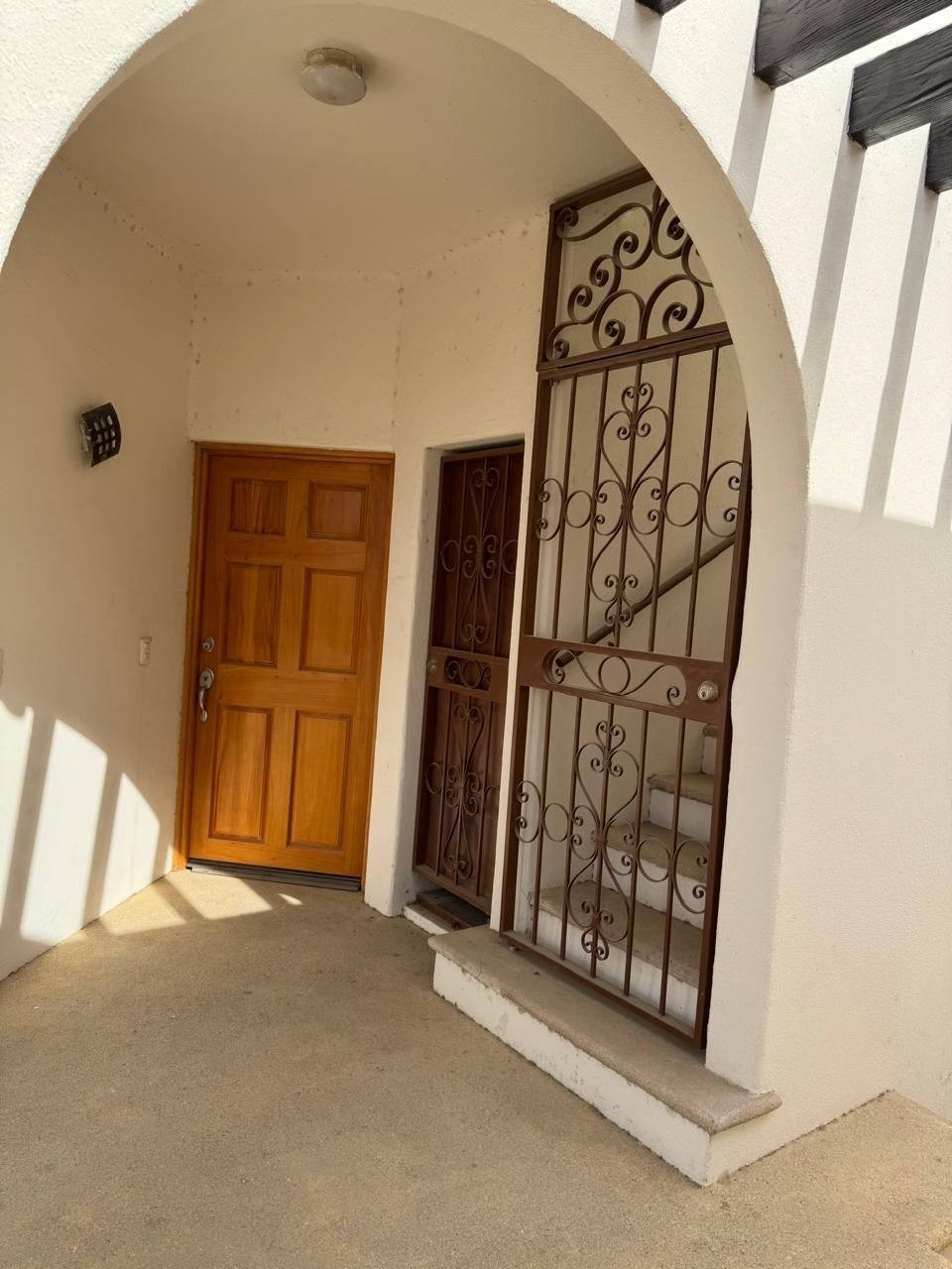 11 de 28: Entrada principal y acceso plata alta