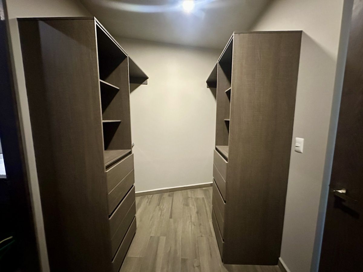8 de 21: Vestidor de la recámara principal