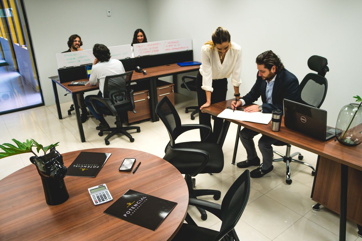 2 de 6: OFICINA PARA 8 PERSONAS