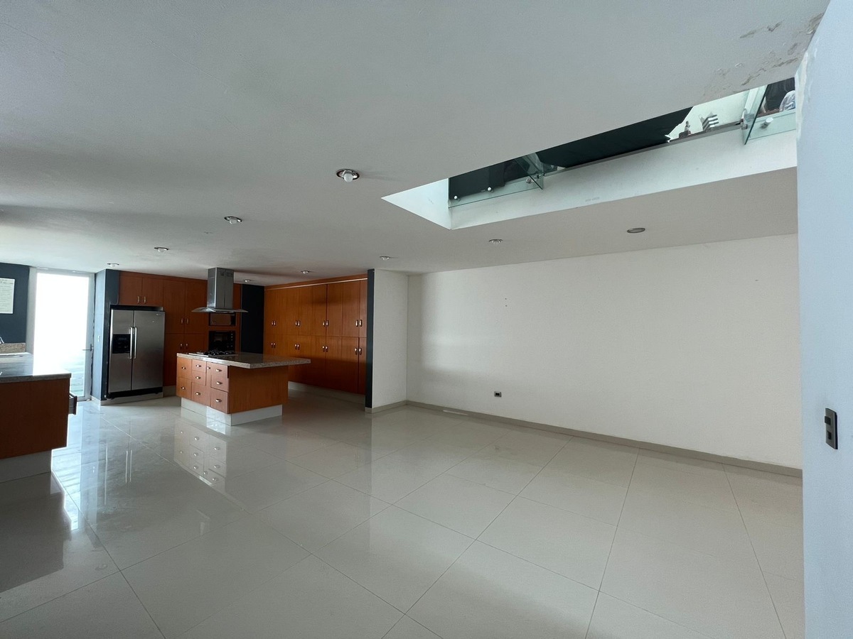 4 of 12: Sala y comedor