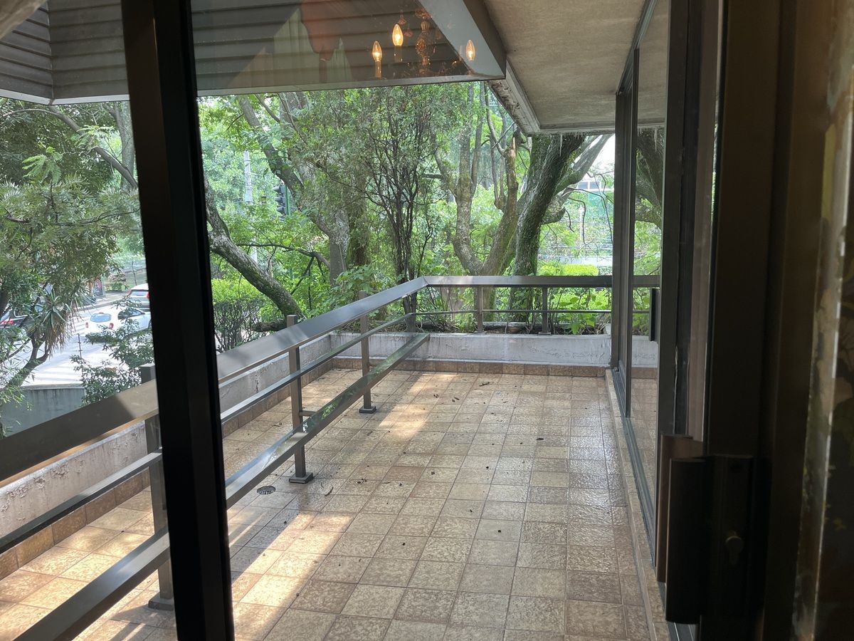 28 of 33: Terraza