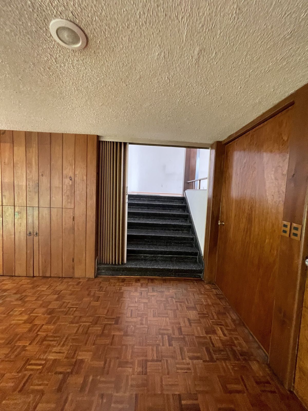 10 de 31: Escalera a segundo nivel