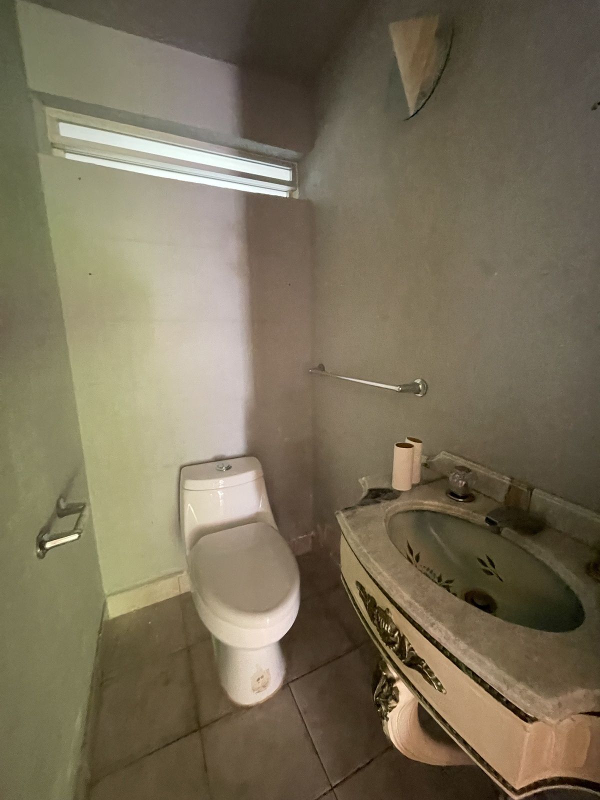 7 de 31: Medio baño de visitas