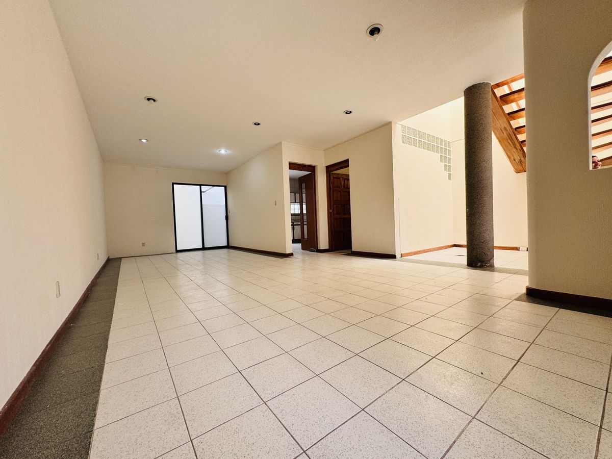 1 de 33: Estancia, salida al patio y acceso a cocina